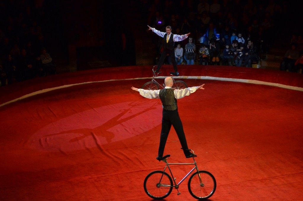 Акробати на моноциклі. Цирк нашого дитинства.Фото tato.org.ua 