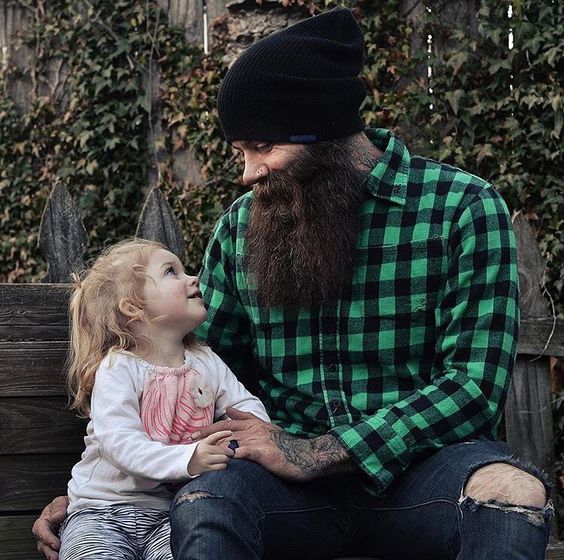 Бородатий тато з дочкою